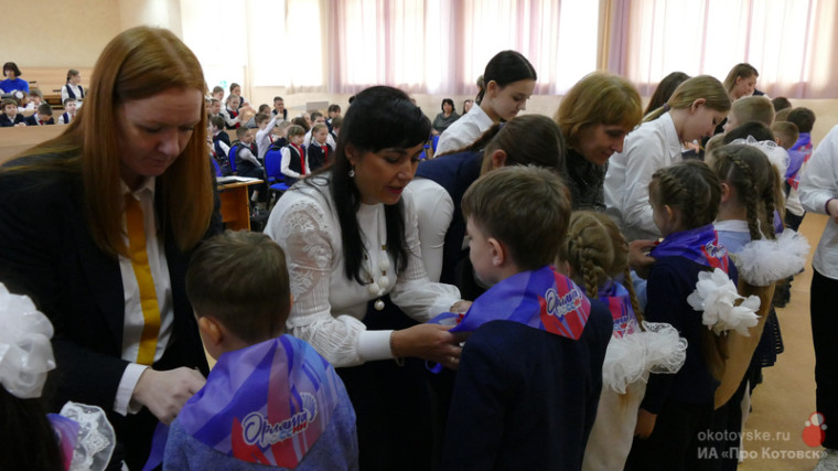 В котовской школе №3 с углубленным изучением отдельных предметов провели церемонию посвящения в Орлята России.