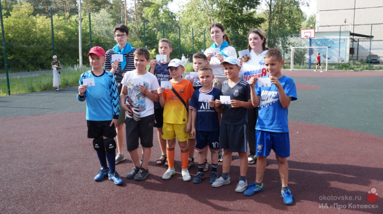 Волонтёры Котовска провели уборку спортивных площадок.