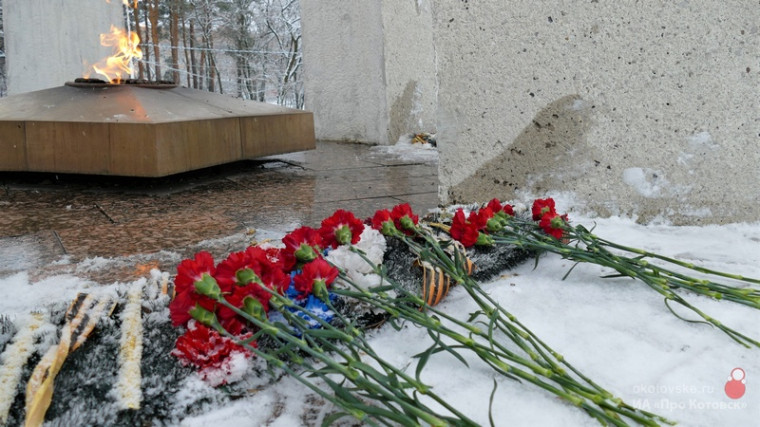 Котовчане возложили цветы к мемориалу &quot;Вечный огонь&quot;.