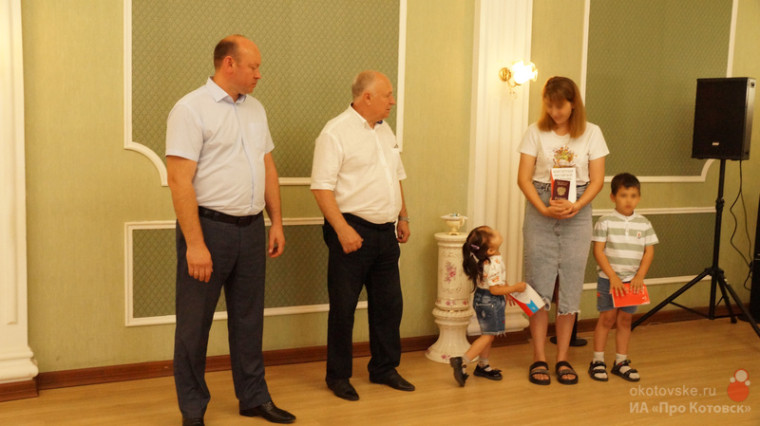 Котовчанам вручили паспорта Российской Федерации в канун Дня России.