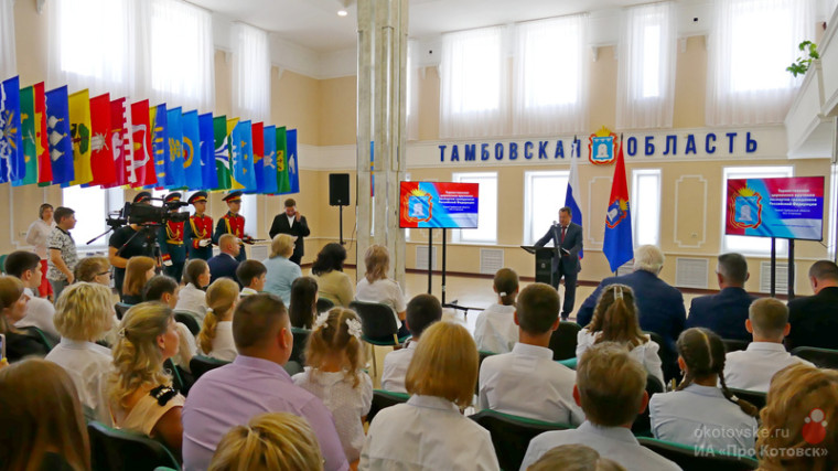 В День России Максим Егоров вручил паспорта одаренным школьницам из Котовска.