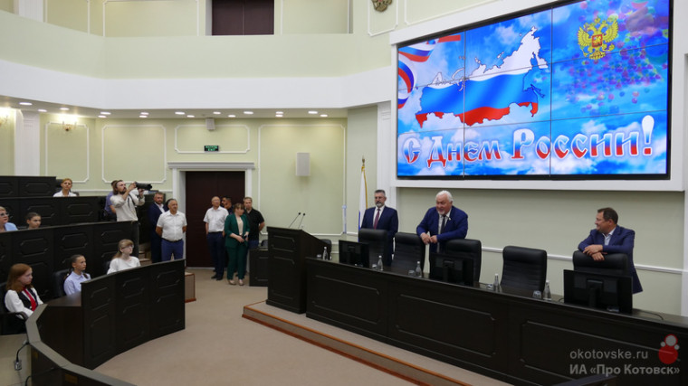В День России Максим Егоров вручил паспорта одаренным школьницам из Котовска.