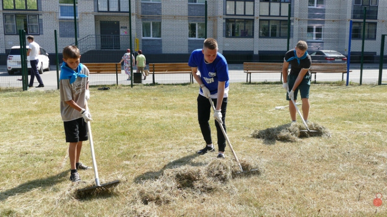 Городские службы Котовска вместе с добровольцами и молодогвардейцами города привели в порядок детские площадки.