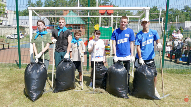 Городские службы Котовска вместе с добровольцами и молодогвардейцами города привели в порядок детские площадки.