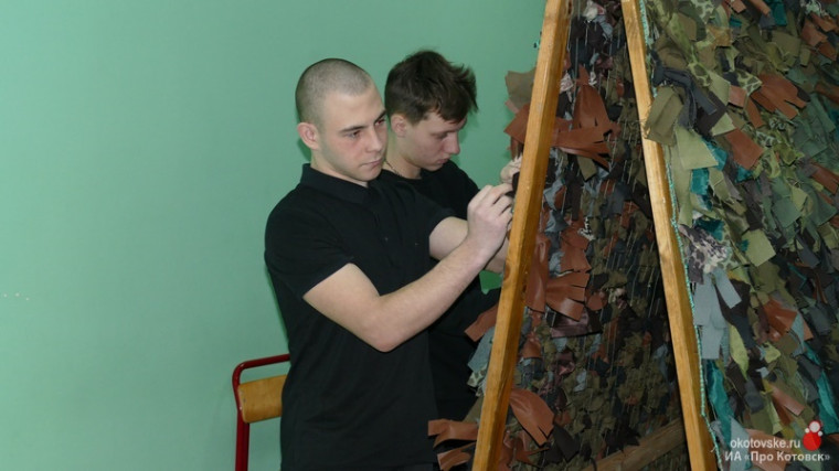 В Котовском индустриальном техникуме работает общественная мастерская по изготовлению маскировочных сетей.