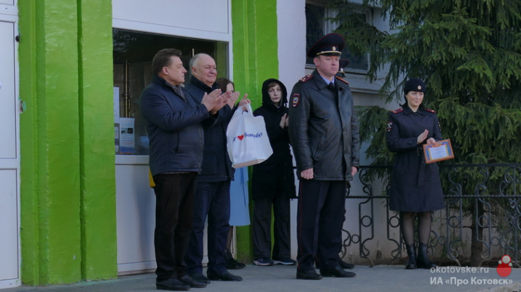 В Котовске ученика средней школы №3 наградили за бдительность глава города Алексей Плахотников и начальник ОМВД Дмитрий Бодров.